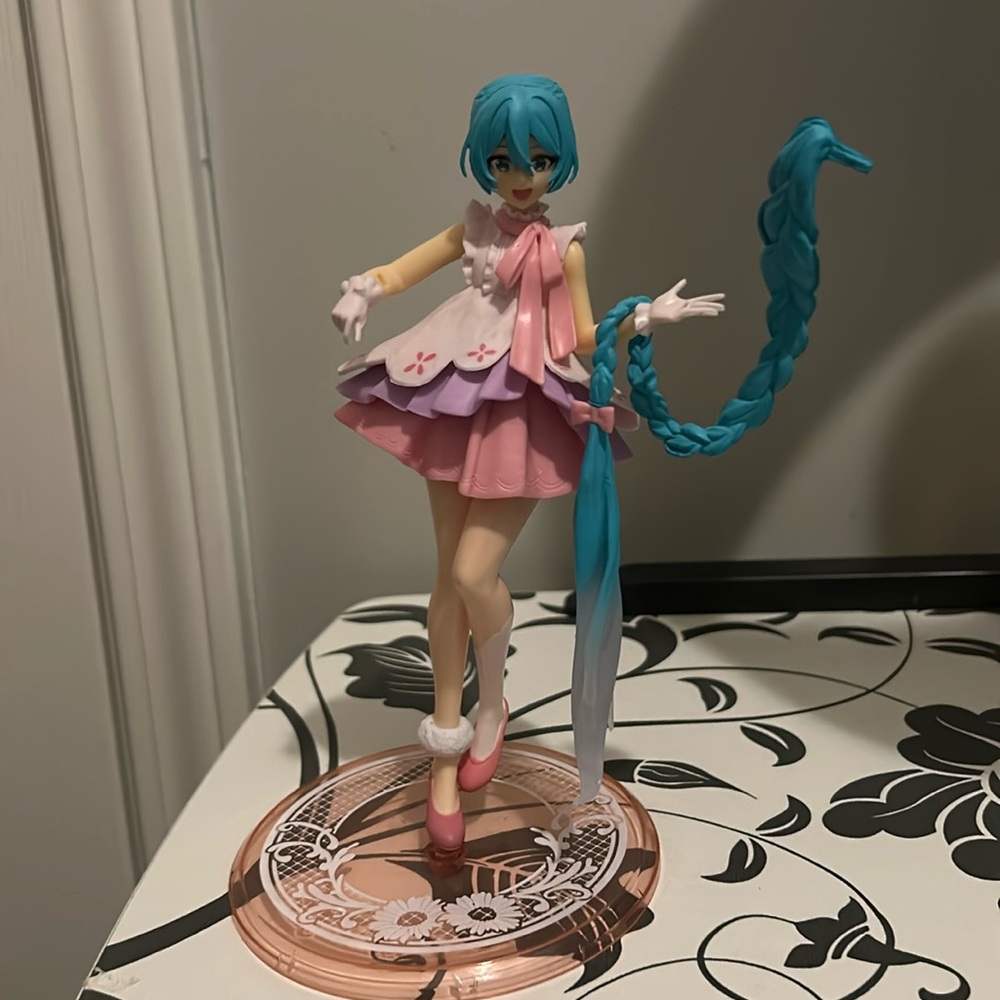 Mike statue.  Excellent used condition.